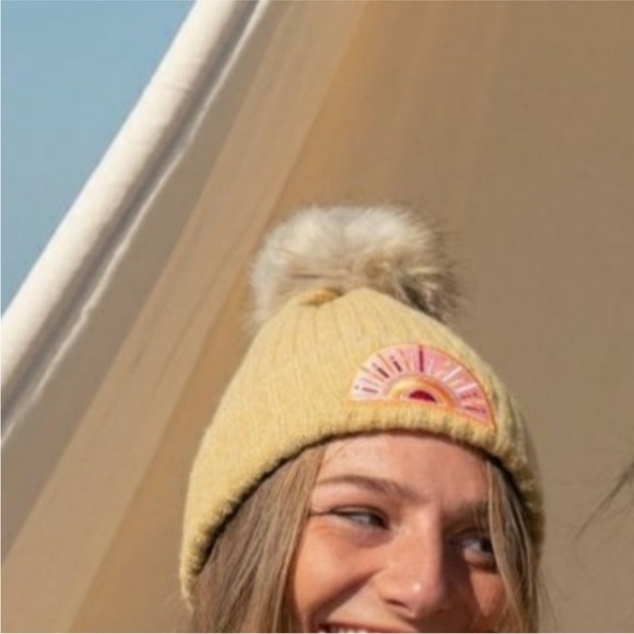 NWT Virginia Wolf - The Sunray Beanie With Removable Button Down Pom Top NIP - Picture 12 of 15